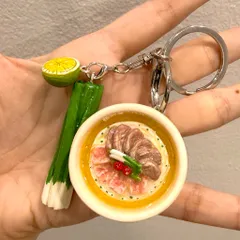 Móc khoá món Phở bò đính kèm charm Hành hoa và Chanh - món ăn Việt Nam