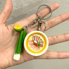 Móc khoá món Phở bò đính kèm charm Hành hoa và Chanh - món ăn Việt Nam
