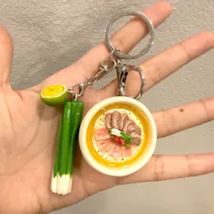Móc khoá món Phở bò đính kèm charm Hành hoa và Chanh - món ăn Việt Nam