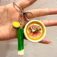 Móc khoá món Phở bò đính kèm charm Hành hoa và Chanh - món ăn Việt Nam
