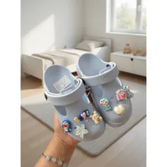 Dép sục xinh cho bé trai, bé gái, nguyên khối đế 3.5 cm chống trơn trượt kèm charm xinh cute