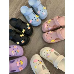 Dép sục xinh cho bé trai, bé gái, nguyên khối đế 3.5 cm chống trơn trượt kèm charm xinh cute