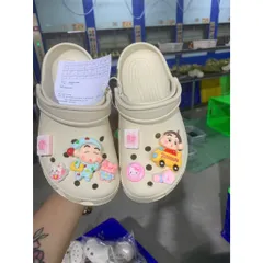 (Tặng Kèm Sét Charm Ngẫu Nhiên Xinh) Dép Sục Classic Đế Êm, Siêu Nhẹ, Chống Trượt Đế 3 Phân Thoải Mái Đi Chơi, Đi Mưa