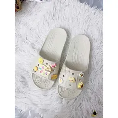 Màu be - Dép nữ quai ngang đi nhẹ êm chống trơn trượt kèm sét charm xinh xắn