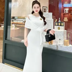 Váy dự tiệc đuôi cá tôn dáng kèm khăn lụa và tag đá sang chảnh