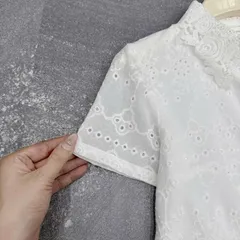 Áo sơ mi trắng tay ngắn với chi tiết ren mềm mại và cổ áo thanh lịch - May0915