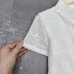 Áo sơ mi trắng tay ngắn với chi tiết ren mềm mại và cổ áo thanh lịch - May0915