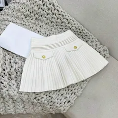 Chân váy xếp ly dáng ngắn siêu dễ mix đồ
