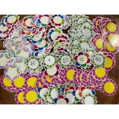 Sét 10 Hoa in màu ép plastic 9-10cm viết số, dấu..