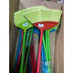 Chổi quét nhà Thái Lan bằng nhựa tiện lợi, , thiết kế đầu chổi nghiêng giúp dễ quét, lông chổi tơ mịn giúp sạch bụi