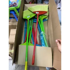 Chổi quét nhà Thái Lan bằng nhựa tiện lợi, , thiết kế đầu chổi nghiêng giúp dễ quét, lông chổi tơ mịn giúp sạch bụi