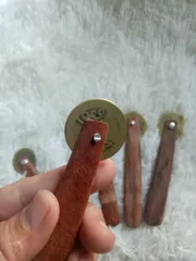 Đồng tiền cạo gió có tay cầm cán gỗ size lớn hm17