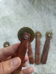 Đồng tiền cạo gió có tay cầm cán gỗ size lớn hm17