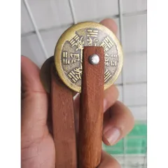 Đồng tiền cạo gió có tay cầm cán gỗ size lớn hm17