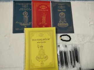 Combo 4 vở chép kinh in mờ (Kèm 4 bút,28  ruột + vòng trầm đeo tay) cực đẹp