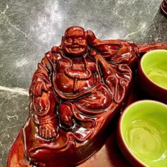 Khay trà tượng Phật cười màu nâu bóng phong cách truyền thống cho bàn trà phòng khách