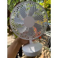 Quạt F29B để bàn, tích điện và có thể vừa cắm vừa bật , động cơ không chổi than nên cực bền và êm du , 4 mức gió mạnh .