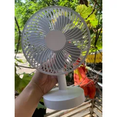 Quạt F29B để bàn, tích điện và có thể vừa cắm vừa bật , động cơ không chổi than nên cực bền và êm du , 4 mức gió mạnh .
