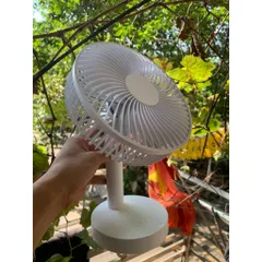 Quạt F29B để bàn, tích điện và có thể vừa cắm vừa bật , động cơ không chổi than nên cực bền và êm du , 4 mức gió mạnh .