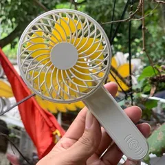 Quạt cầm tay mini M6 , xinh xắn dễ thương giành cho các bé , công suất 2,5w , pin 14500 tháo rời , mát và êm ái cho bé .