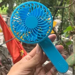 Quạt cầm tay mini M6 , xinh xắn dễ thương giành cho các bé , công suất 2,5w , pin 14500 tháo rời , mát và êm ái cho bé .