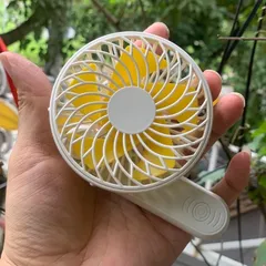 Quạt cầm tay mini M6 , xinh xắn dễ thương giành cho các bé , công suất 2,5w , pin 14500 tháo rời , mát và êm ái cho bé .