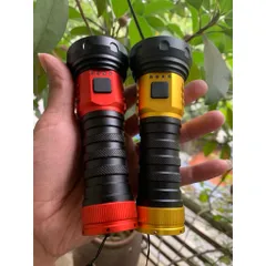 Đèn pin siêu sáng G18 Kèm pin sạc , 8 led chiếu toả và 1 led chiếu xa , độ sáng 4000 lumen , kèm pin sạc chất lượng .