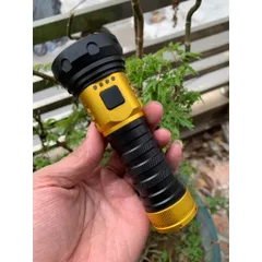 Đèn pin siêu sáng G18 Kèm pin sạc , 8 led chiếu toả và 1 led chiếu xa , độ sáng 4000 lumen , kèm pin sạc chất lượng .