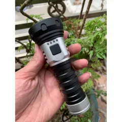Đèn pin siêu sáng G18 Kèm pin sạc , 8 led chiếu toả và 1 led chiếu xa , độ sáng 4000 lumen , kèm pin sạc chất lượng .