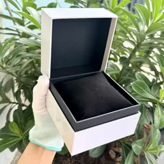 Hộp thương hiệu đựng đồng hồ đeo tay. Dùng làm quà tặng kèm sản phẩm tăng giá trị quà tặng.