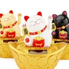 Chú Mèo May Mắn Ngồi Trên Thỏi Vàng 3 màu cực đẹp