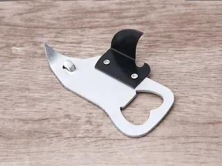 Đồ khui đa năng, Dùng lỗ tròn phía đuôi kẹp vào nắp chai rồi bẩy lên (TH754)
