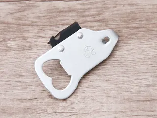 Đồ khui đa năng, Dùng lỗ tròn phía đuôi kẹp vào nắp chai rồi bẩy lên (TH754)