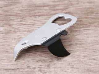 Đồ khui đa năng, Dùng lỗ tròn phía đuôi kẹp vào nắp chai rồi bẩy lên (TH754)