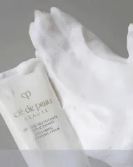 Sửa rửa mặt Cle De Peau Beauté Clarifying Cleansing Foam làm sạch sâu cho da khô 125ml 