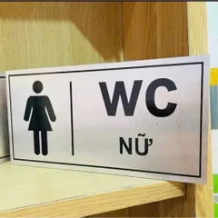 [HOẢ TỐC] Bảng wc nam nữ chất liệu alu bạc xước in uv có sẵn keo dính mặt sau, thiết kế và in mẫu theo yêu cầu