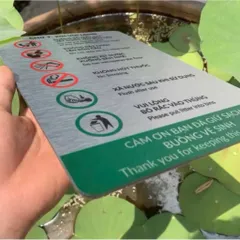 [Bảng Alu] Bảng chỉ dẫn, cảnh báo chất liệu alu bạc xước in uv có sẵn keo dính mặt sau, thiết kế và in mẫu theo yêu cầu