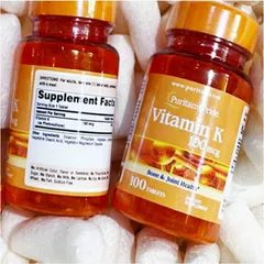 Viên uống Puritan's Pride Vitamin K 100 mcg |100 viên| Kích hoạt quá trình đông máu/Ngăn ngừa vôi hóa mạch máu & Bảo vệ sức khỏe của xương [S/P Chuẩn Mỹ]