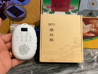 Máy niệm Phật đeo cổ Lá Bồ Đề 51 bài kèm cốc sạc (có khe cắm thẻ nhớ)