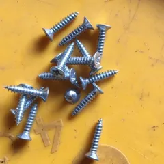 Chốt cửa ngang vế trái, vế phải dài 9cm