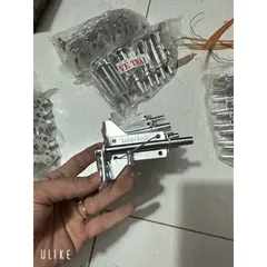 Chốt cửa ngang vế trái, vế phải dài 9cm