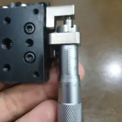 bàn trượt tinh chỉnh một trục 40x40 dùng panme 0.01 mm ray con lăn độ chính xác cao hành trình 13mm có vạch