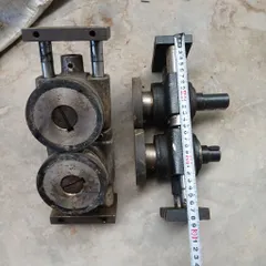cơ cấu truyền động ép vật liệu 2 con lăn cao su trục trượt phi 16 trục xoay 25 đường kính 90