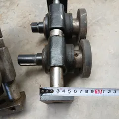 cơ cấu truyền động ép vật liệu 2 con lăn cao su trục trượt phi 16 trục xoay 25 đường kính 90