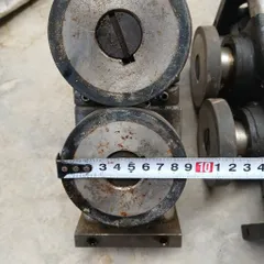 cơ cấu truyền động ép vật liệu 2 con lăn cao su trục trượt phi 16 trục xoay 25 đường kính 90
