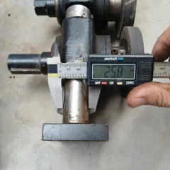 cơ cấu truyền động ép vật liệu 2 con lăn cao su trục trượt phi 16 trục xoay 25 đường kính 90