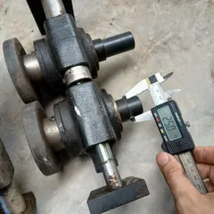 cơ cấu truyền động ép vật liệu 2 con lăn cao su trục trượt phi 16 trục xoay 25 đường kính 90