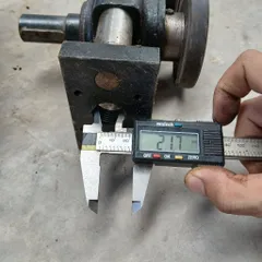 cơ cấu truyền động ép vật liệu 2 con lăn cao su trục trượt phi 16 trục xoay 25 đường kính 90