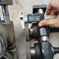 cơ cấu truyền động ép vật liệu 2 con lăn cao su trục trượt phi 16 trục xoay 25 đường kính 90
