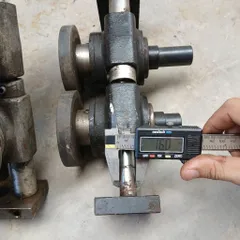 cơ cấu truyền động ép vật liệu 2 con lăn cao su trục trượt phi 16 trục xoay 25 đường kính 90